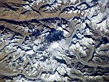 23 Nasa ISS008-E-18911 Cho Oyu to Gyachung Kang, Everest From West Nasa photo from the west of Changtse, Everest, Lhotse and Nuptse, Pumori, Gokyo, the Gyachung Kang (7952m) to Cho Oyu (8201m) ridge and the Nangpa La pass from Tibet to Nepal.